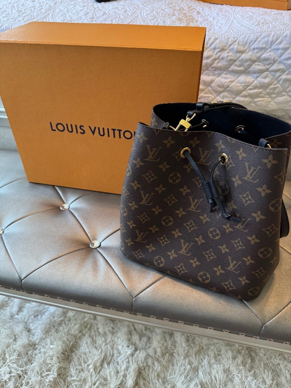 Louis Vuitton (LV) NéoNoé MM Handbag